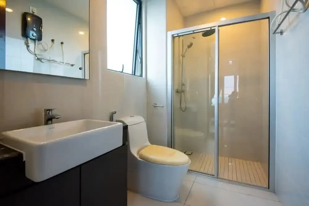 Chic 3BR in Danga Bay With Water Views & Parking - photo 8