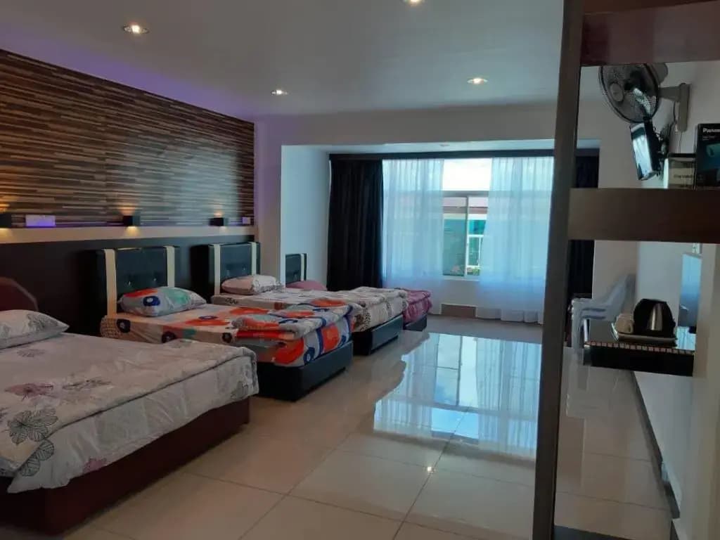 Strawberry Garden Hotel - photo 3