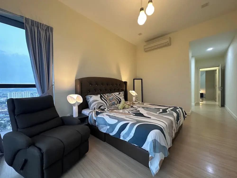 Skyline Luxe 4BR Retreat with En-suites - photo 2