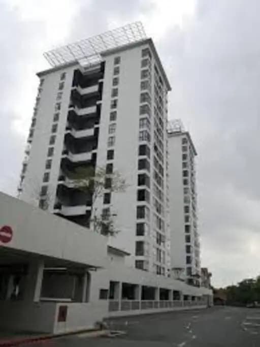 Duplex Apartment Lakeview - Free Netflix & WiFi - photo 1