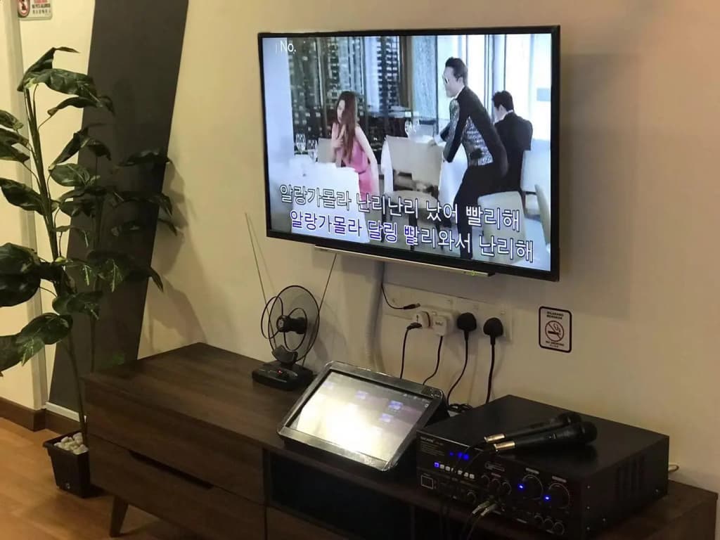 W Boutique Suite-up to 10pax with family karaoke. - photo 1