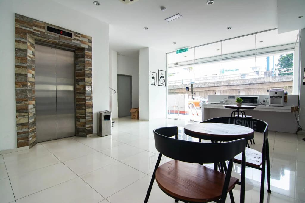Hotel Zamburger Plaza Mahkota - photo 11