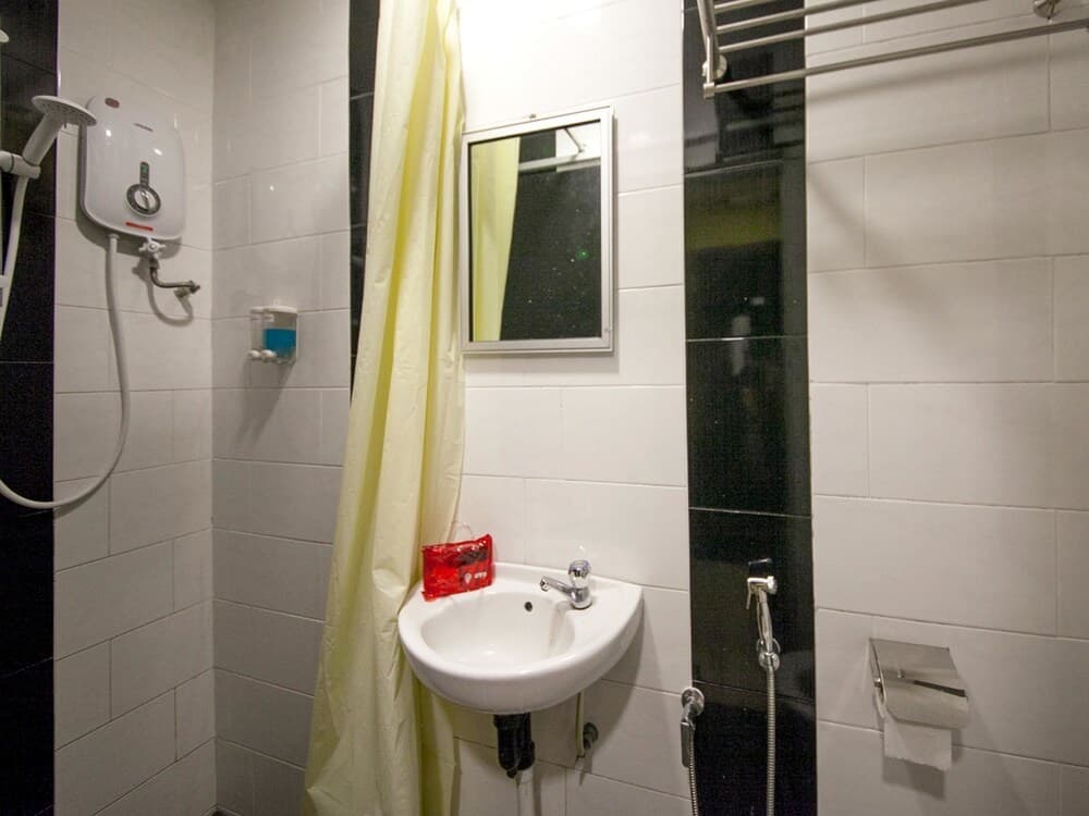 OYO 228 Basic Hotel - photo 9