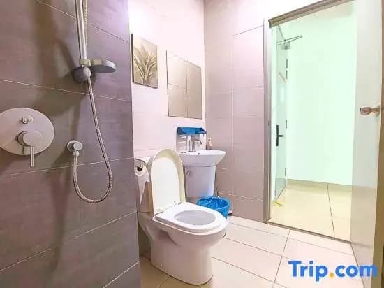 #CS8, Spacious Cybersquare Ensuite with Pool View - photo 1