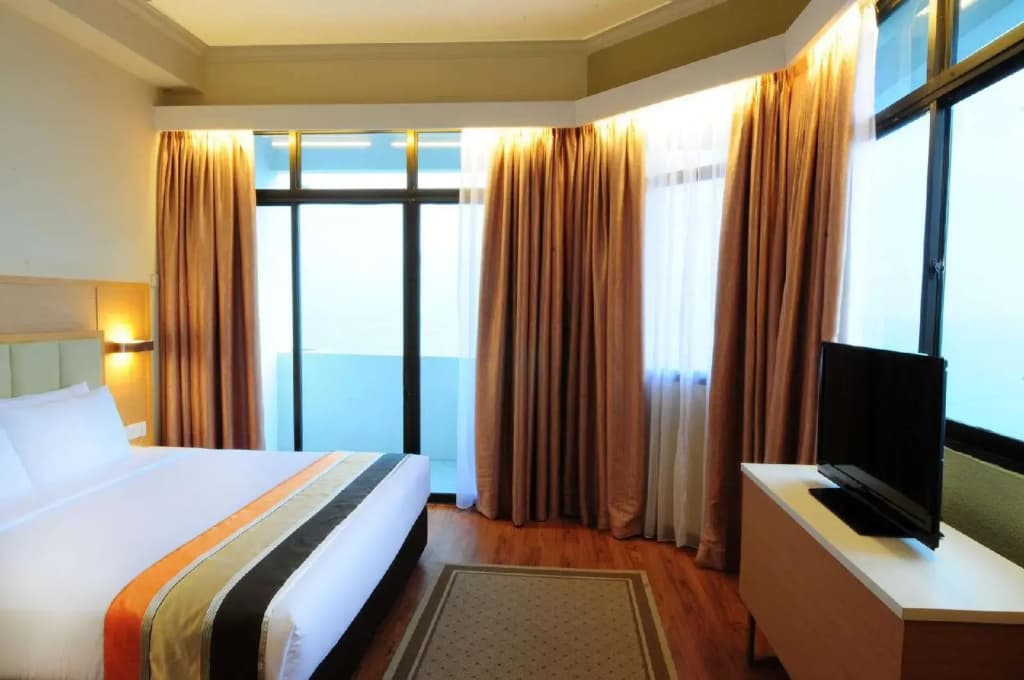 Hotel Sentral Seaview @ Beachfront - photo 7