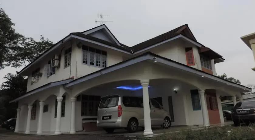 Golden Leaf Executive Residence - photo 1