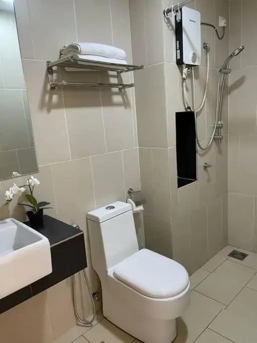 OPAHOME@SWISS GARDEN RESIDENCE (POOL VIEW) 1 Bedroom Studio with WIFI + NETFLIX - photo 8