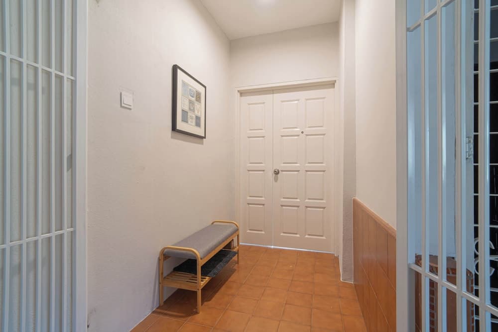 Stylish 3BR Stay Near Gurney Drive, Free Parking - photo 20