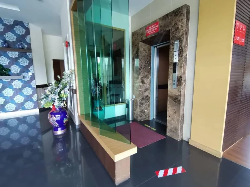 Grand Eastern Hotel Sdn Bhd ( 877519-A ) - photo 2
