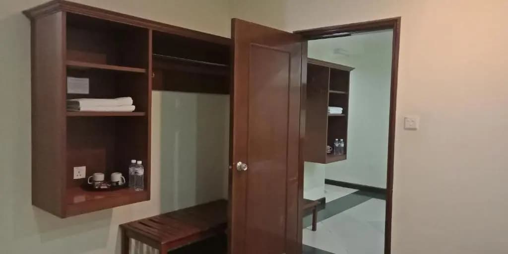 The Upper Deck Hotel - main photo