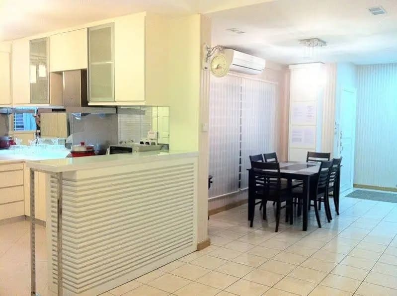 QQ Boutique Service Apartment @ Marina Court Resort Condominium - photo 1