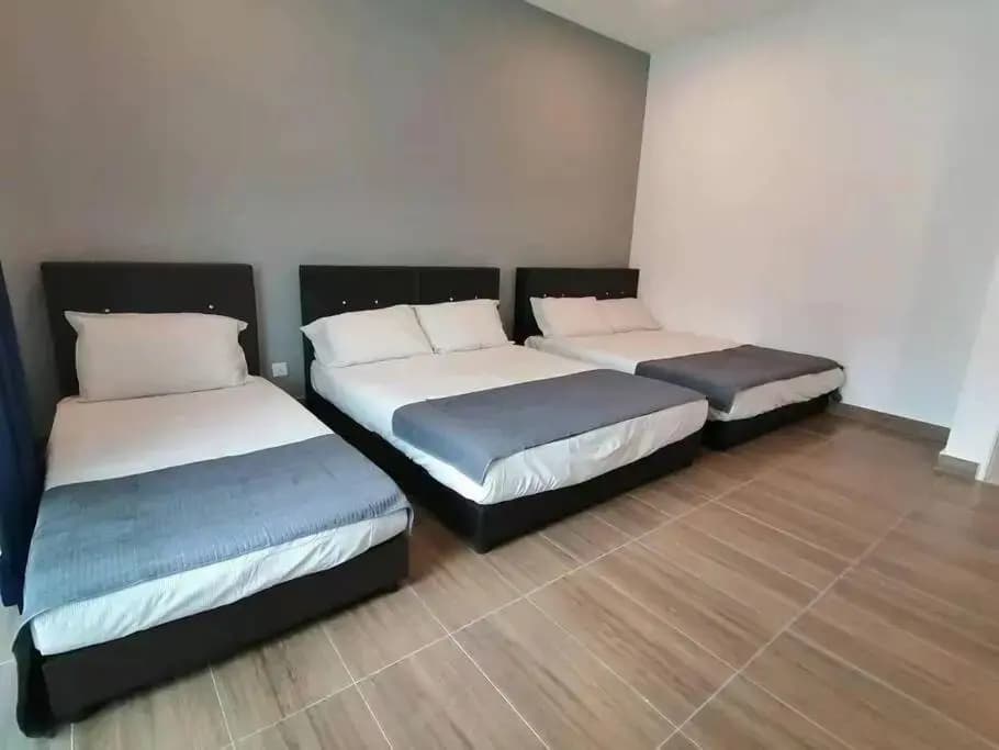 Cameron top31 golden hills night market homestay - photo 4