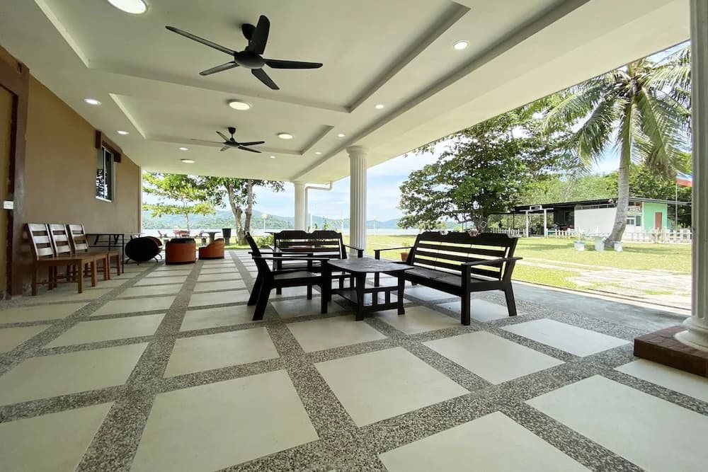 OYO Home 90319 Ambong Bay Resthouse Homes - photo 1