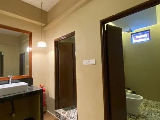 Anggun Lodge Private Room with Sharing Bathroom - photo 5