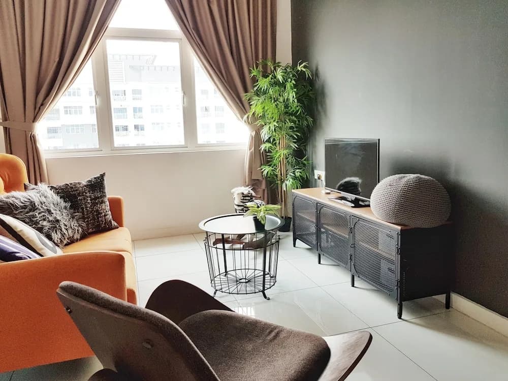 Teiw Family Homestay at Skypod Residence Puchong - photo 12