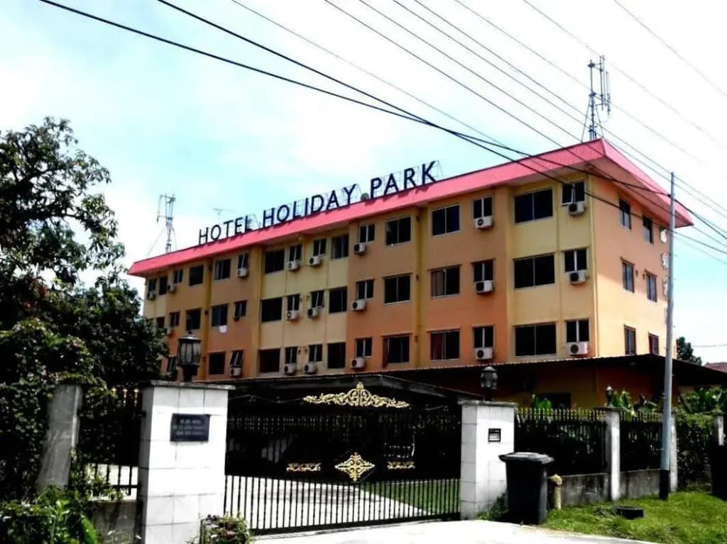 Hotel Holiday Park - photo 1
