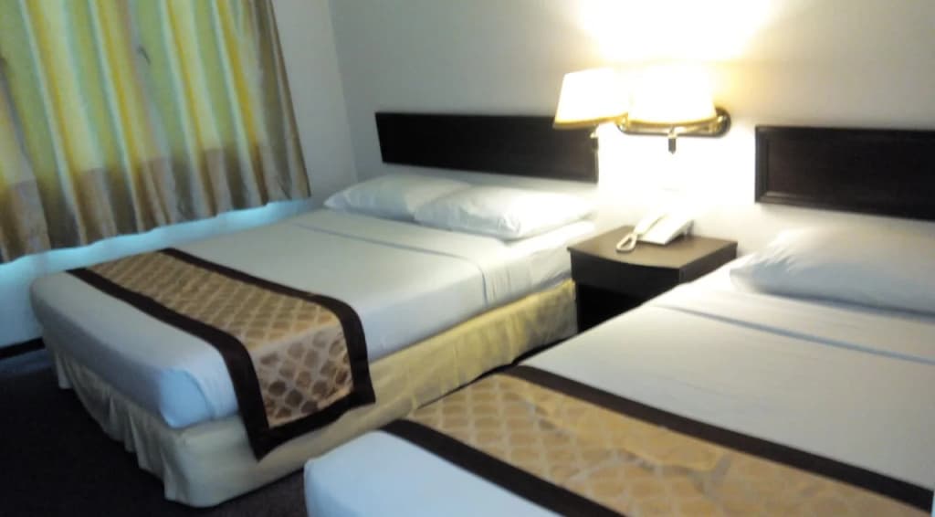 Golden Lake Garden Hotel - photo 2