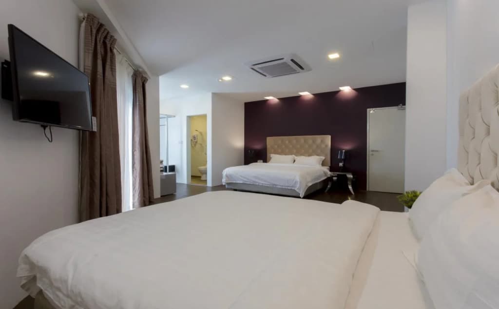 Aloha Hotel - photo 2