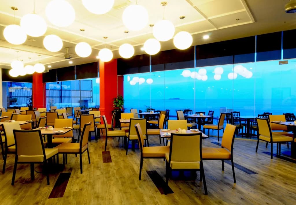 Hotel Sentral Seaview - photo 12