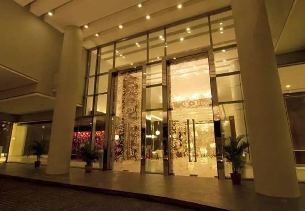 Pearl Suites Swiss Garden Residences - photo 1