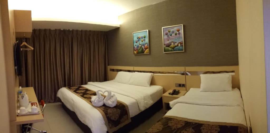 Golden Leaves Hotel - photo 3