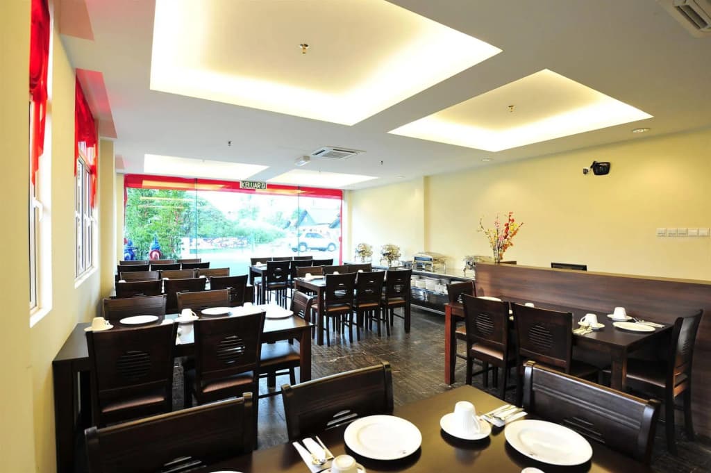 Hallmark Crown Hotel - photo 13