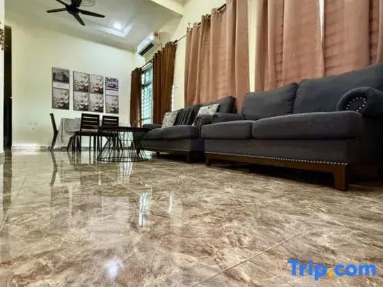 Homestay Selesa KBB Guest House - photo 1