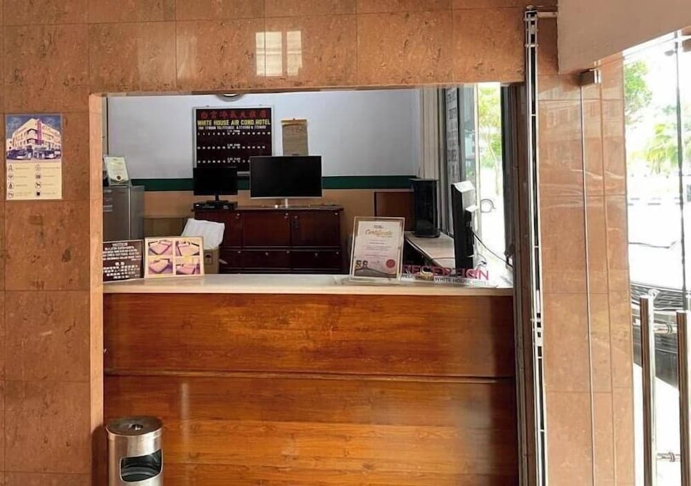 OYO 91284 White House Hotel Kluang - photo 14