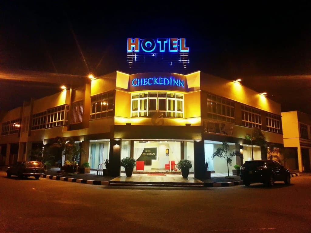 Hotel CheckedInn - photo 1