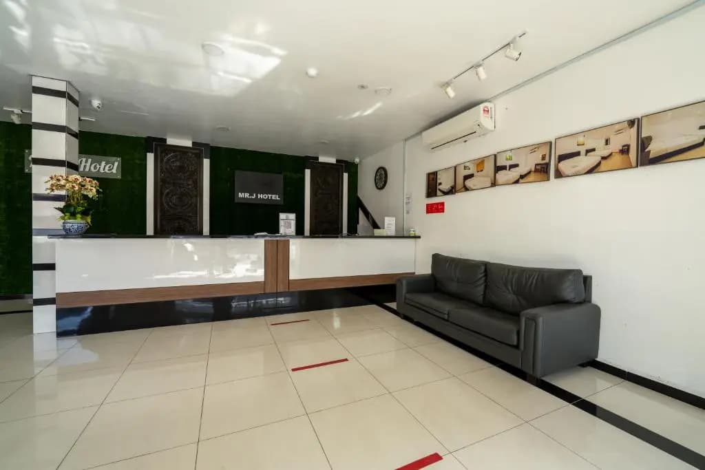 Mary J Hotel Family 10 pax room - photo 1