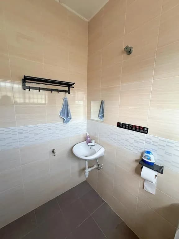Comfy Tok Sira Home Kuantan 5 BR - photo 7