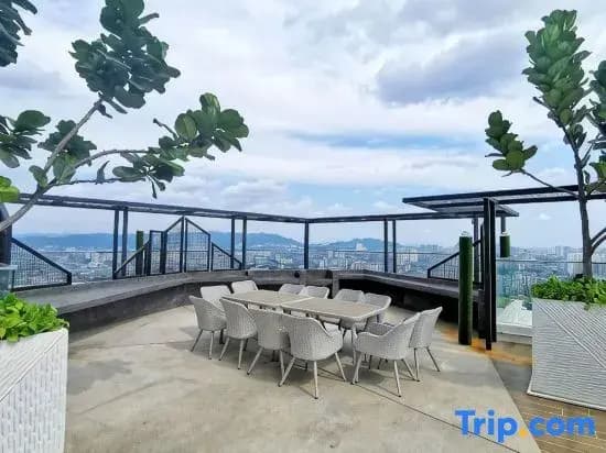 Reizz Residence 2 Bdr 2 Bath With Balcony - photo 3