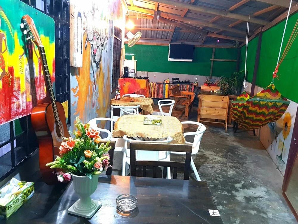 BOBI's Cafe Backpackers Hostel - photo 17
