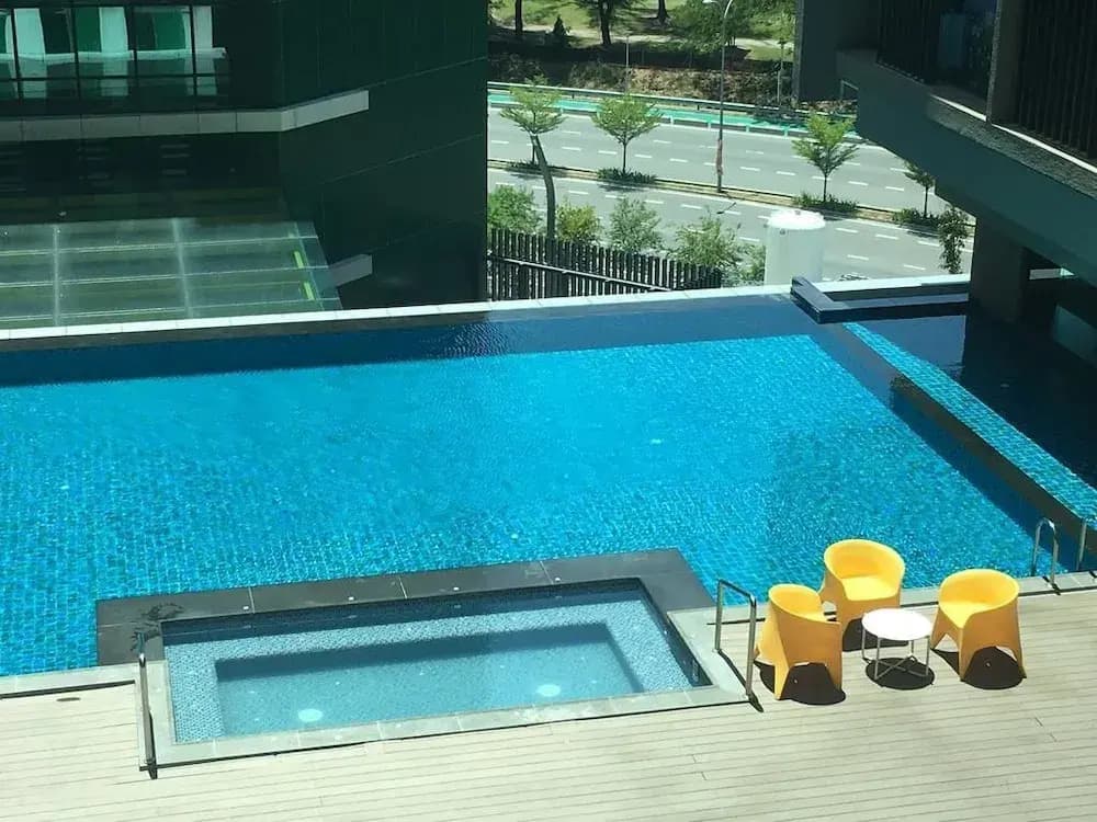 Sunset Seaview Vacation Condos @ R'viera SOHO - photo 15