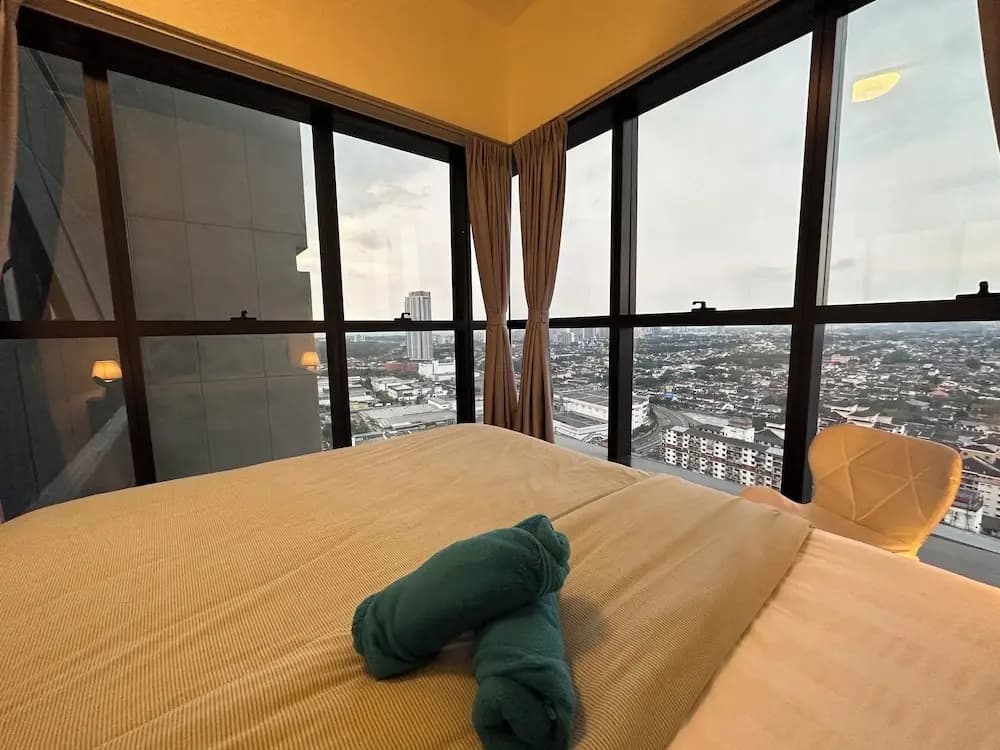 Skyline Luxe 4BR Retreat with En-suites - photo 6