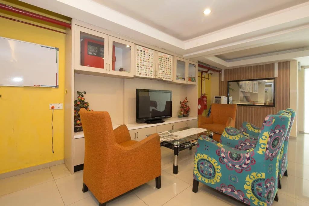 OYO 443 Crystal City Hotel - photo 3