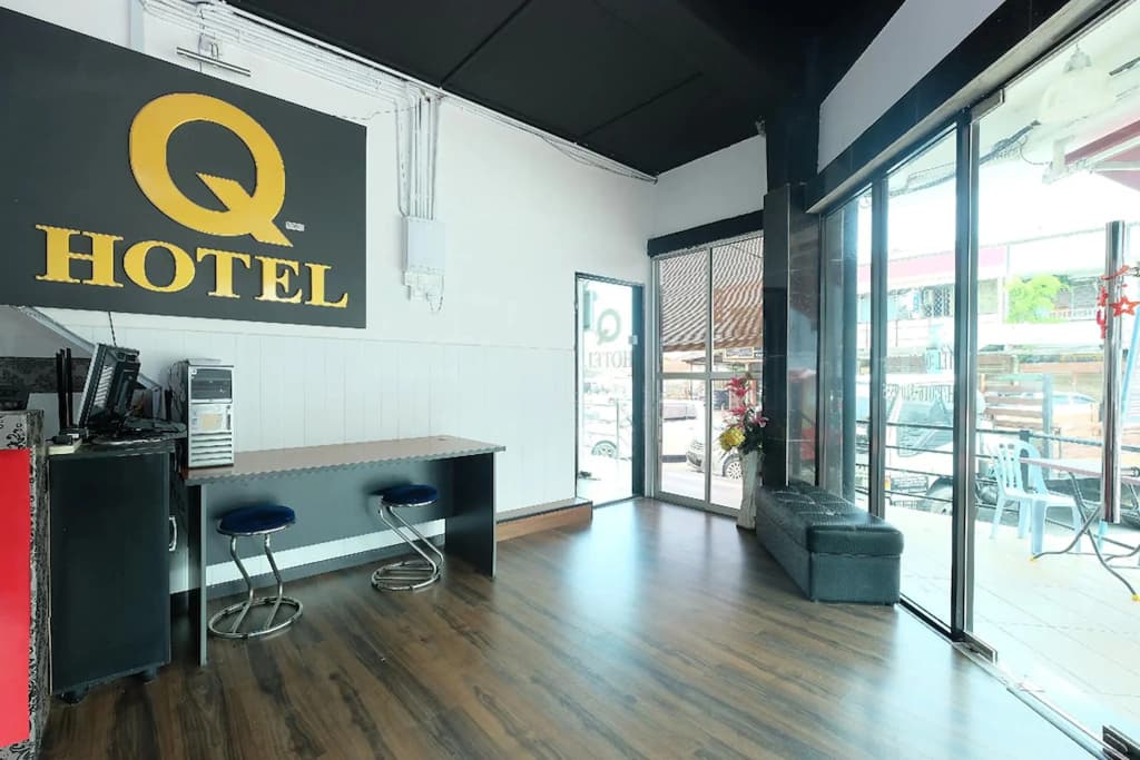 OYO 1104 Q Hotel - photo 11