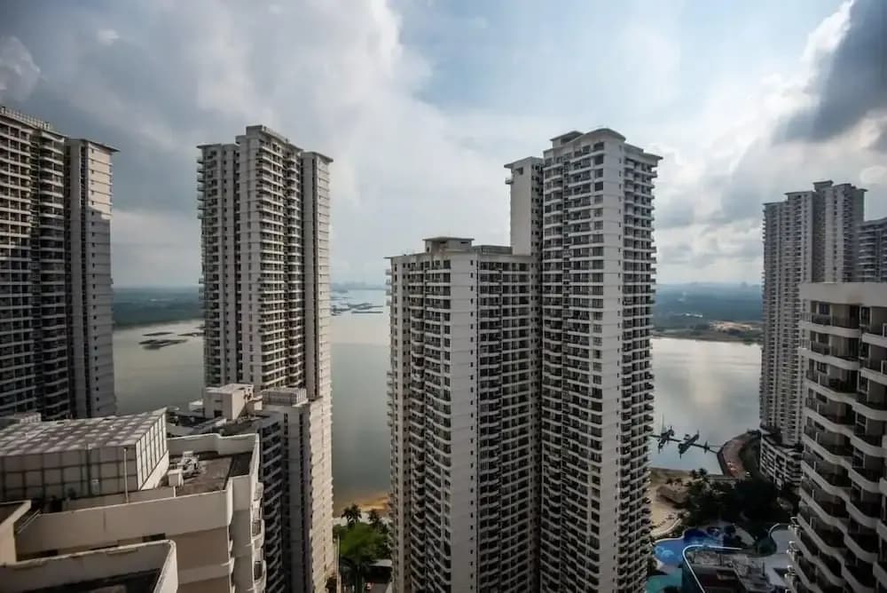 A Stylish 2BR Suite, Water Views, Free Parking - photo 17