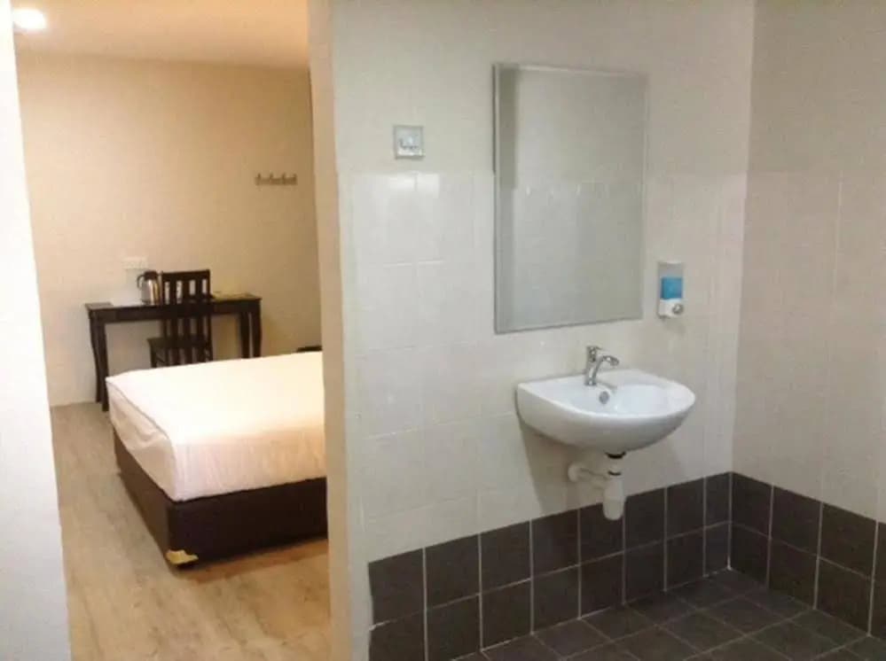 Biz Hotel Shah Alam - photo 8