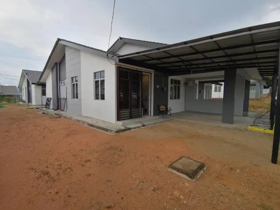 MODERN , SPACIOUS GAMBANG UMP 18 Guest House - photo 1