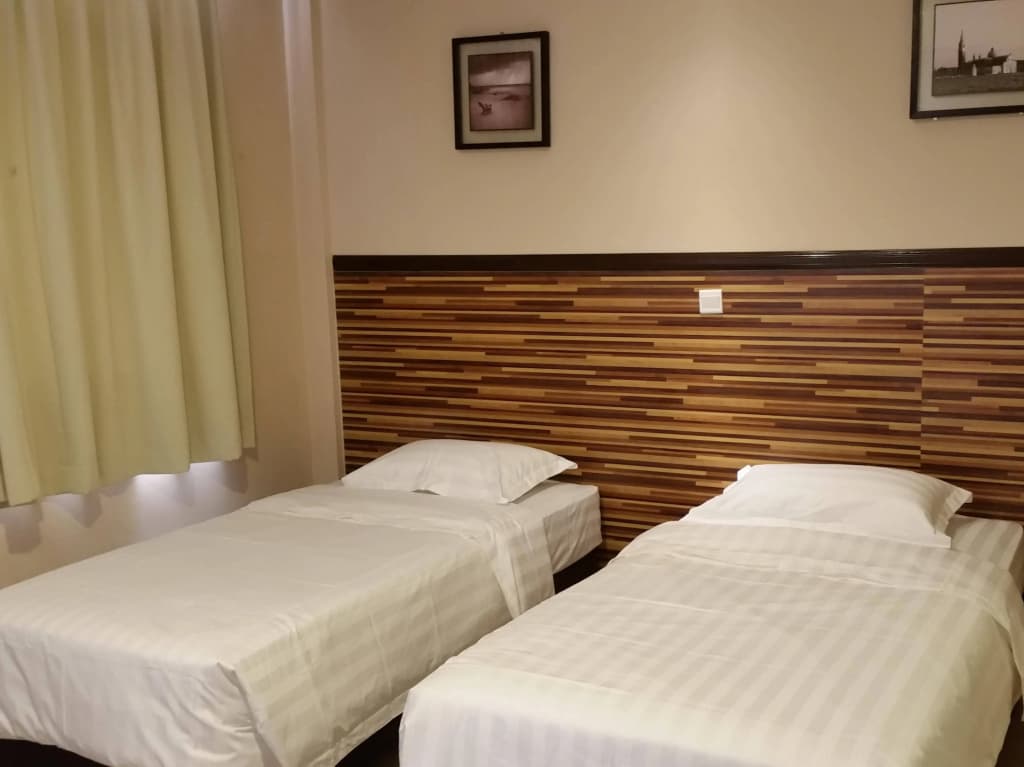Sri Iskandar Hotel - photo 2