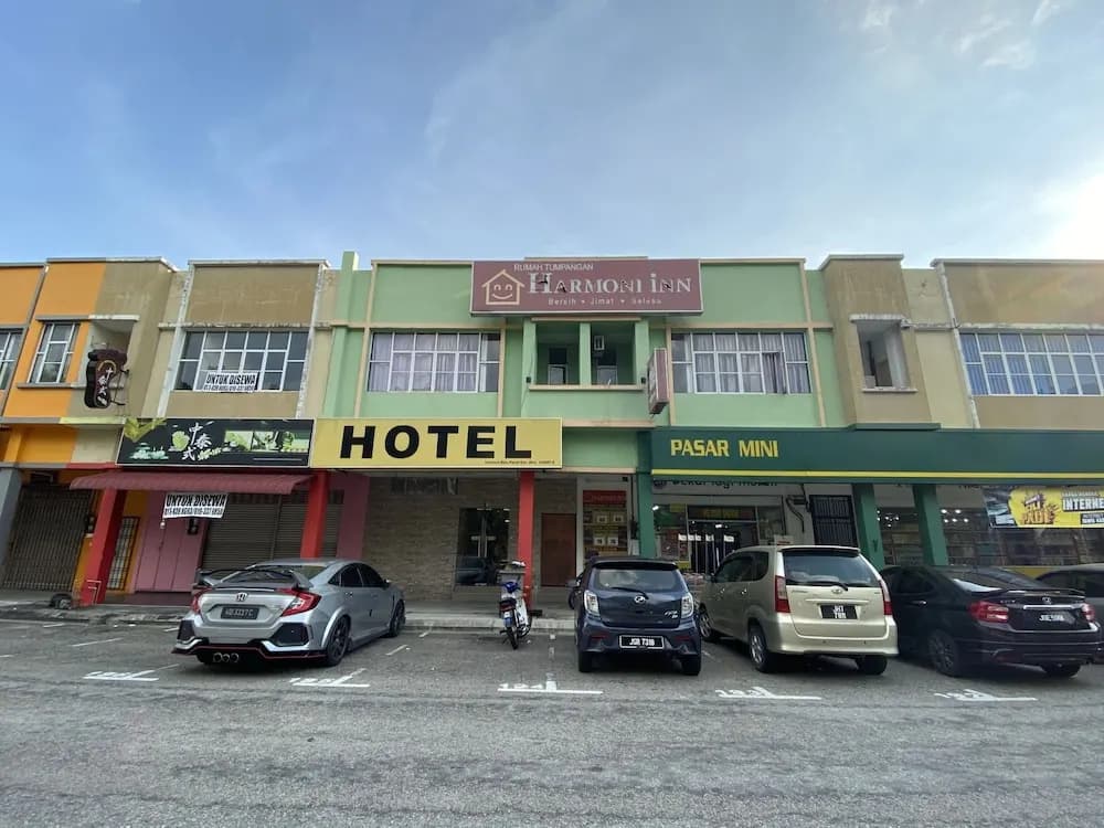 OYO 89760 Harmoni Inn Hotel - photo 1