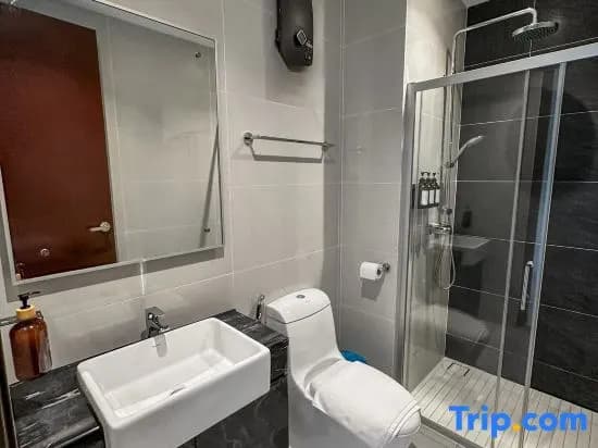FunxVivid Seaview 2BR 2CP near SG CIQ KSL ZooJB - photo 5