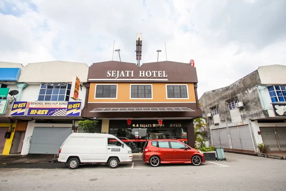 Sejati Hotel by OYO Rooms - main photo