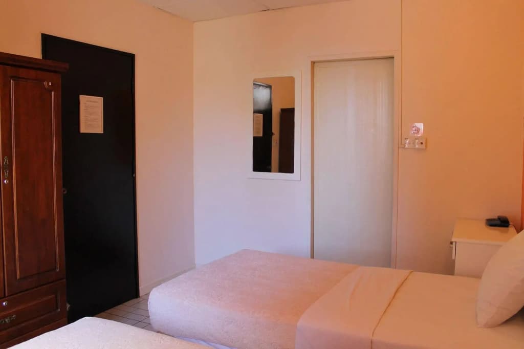 Victoria Hotel and Hostel - photo 7