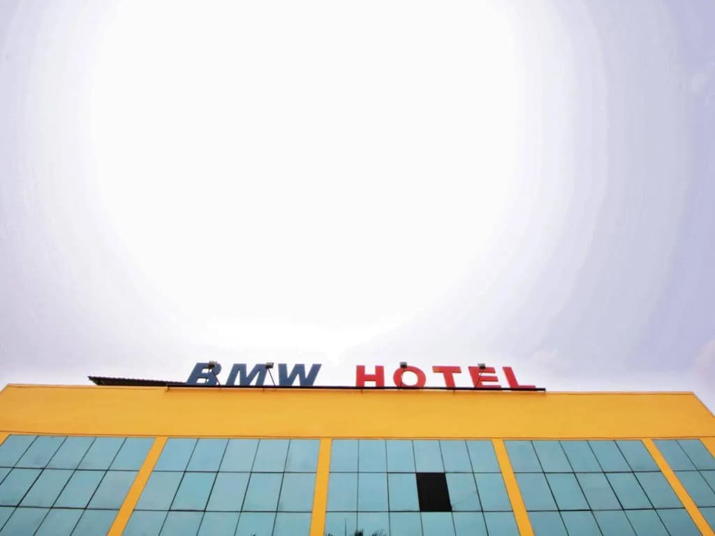 Oyo 90155 Bmw 1 Hotel - photo 1