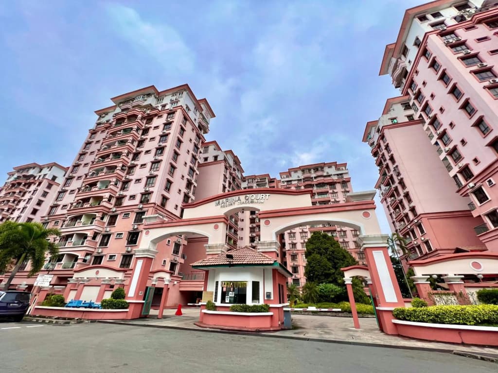PENTHOUSE MARINA COURT VACATION HOME 5 BEDROOMS KOTA KINABALU 15pax - photo 1