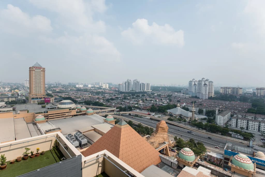 Resort suites at Bandar Sunway - photo 21