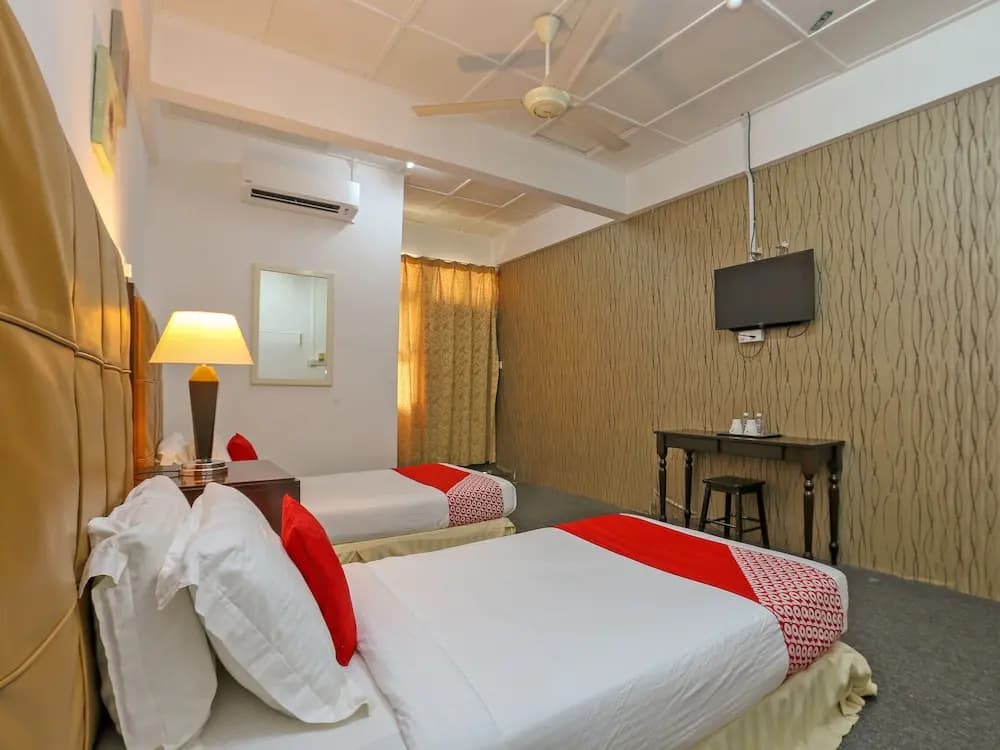 The Sarina Hotel & Cafe by OYO Rooms - photo 2