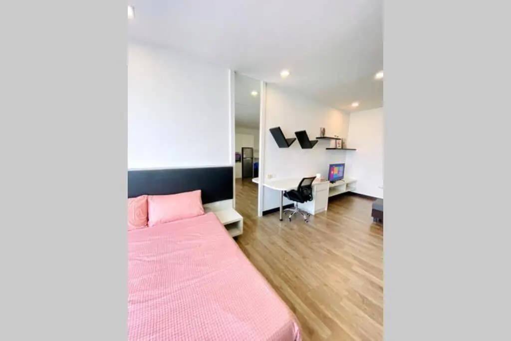Corner Unit Landmark Residence 2, High Floor, Nice View, WiFi & Tvbox, Free Parking - photo 2